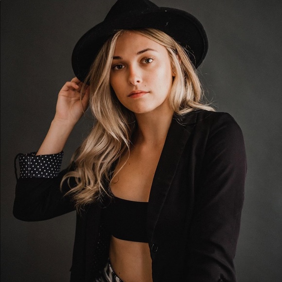 Meet the Posher Other - Meet your Posher, Courtney